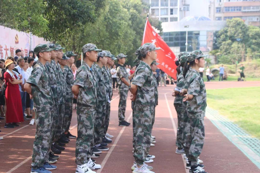 美狮贵宾会都会森林学校盛大举行2019级新生自觉学习及军事训练闭营仪式