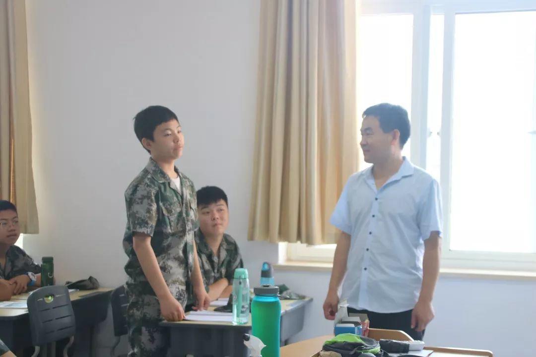 美狮贵宾会都会森林学校盛大举行2019级新生自觉学习及军事训练闭营仪式