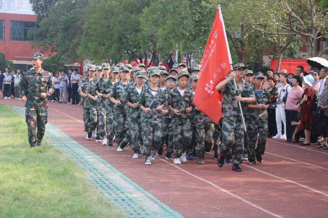 美狮贵宾会都会森林学校盛大举行2019级新生自觉学习及军事训练闭营仪式