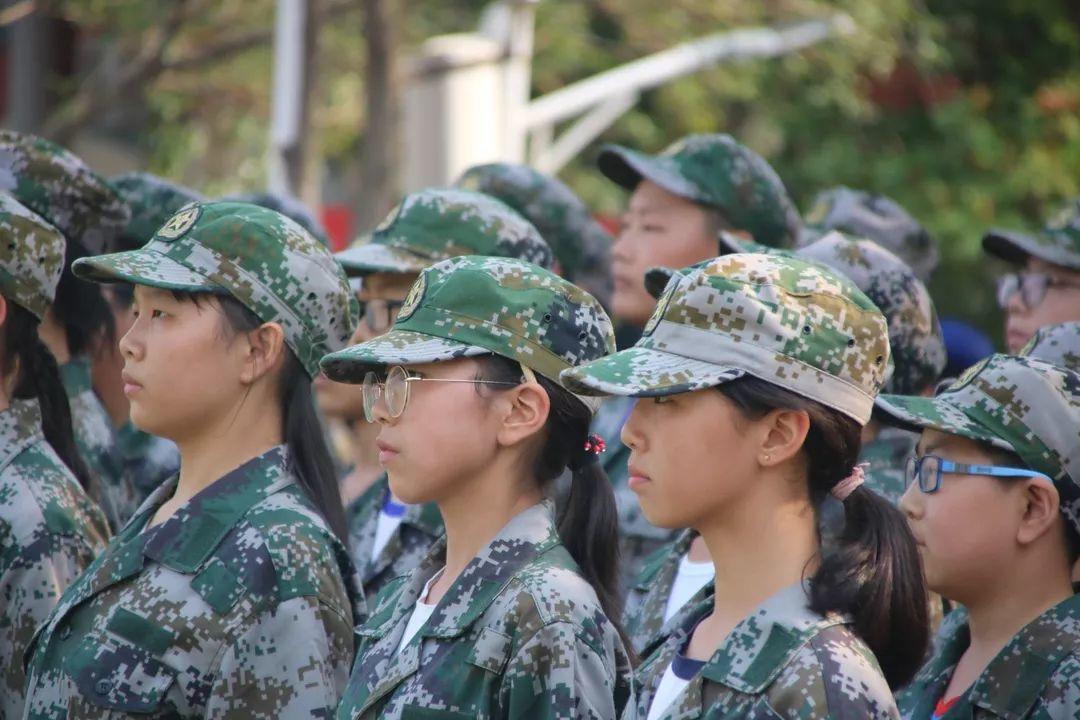 美狮贵宾会都会森林学校盛大举行2019级新生自觉学习及军事训练闭营仪式