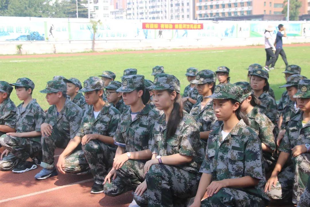 美狮贵宾会都会森林学校盛大举行2019级新生自觉学习及军事训练闭营仪式