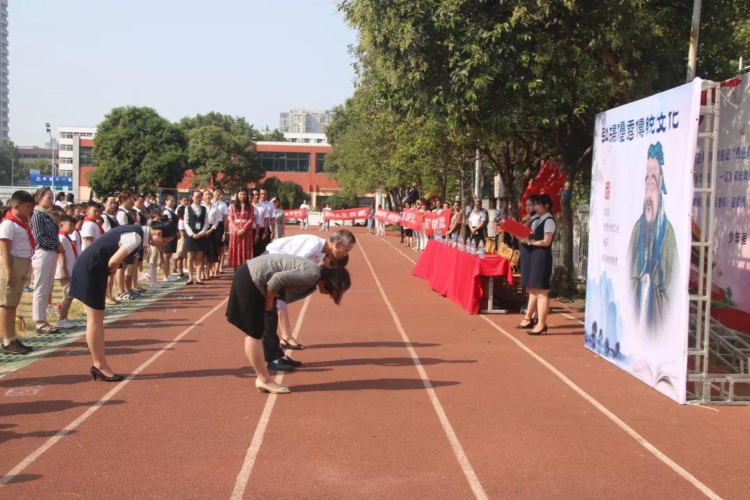 “迎民族盛会 向祖国致敬”——美狮贵宾会都会森林学校小学部2019-2020学年第一学期开学仪式盛大举行