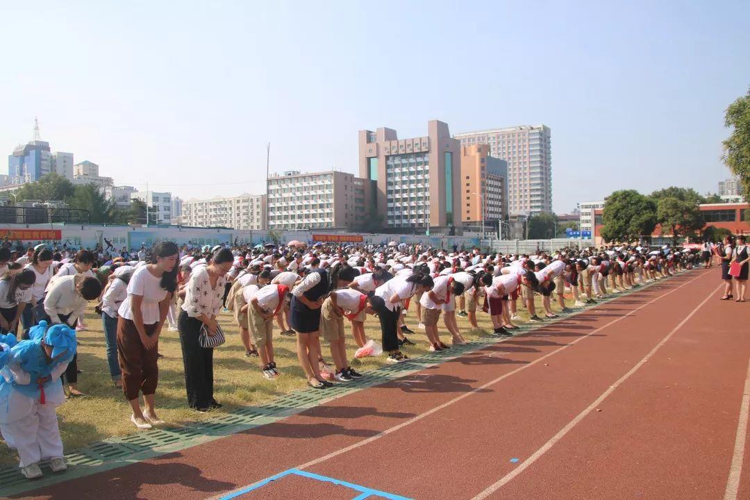 “迎民族盛会 向祖国致敬”——美狮贵宾会都会森林学校小学部2019-2020学年第一学期开学仪式盛大举行