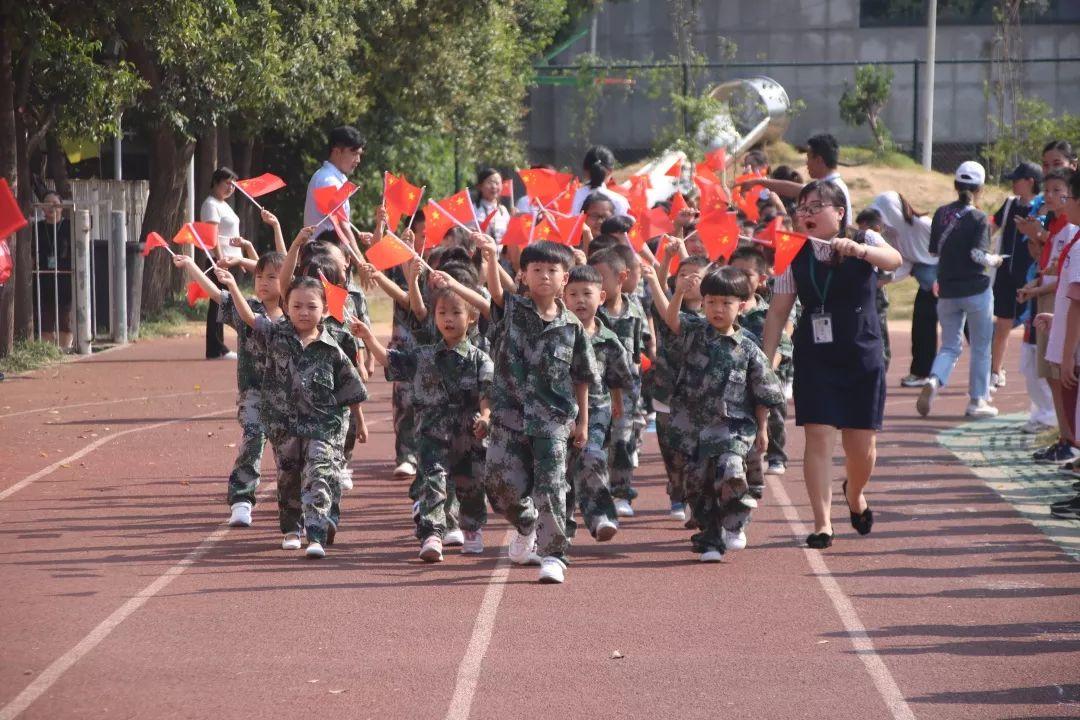 “迎民族盛会 向祖国致敬”——美狮贵宾会都会森林学校小学部2019-2020学年第一学期开学仪式盛大举行