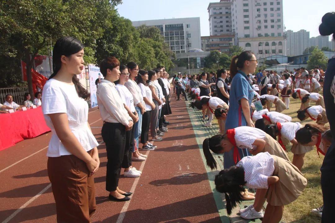 “迎民族盛会 向祖国致敬”——美狮贵宾会都会森林学校小学部2019-2020学年第一学期开学仪式盛大举行