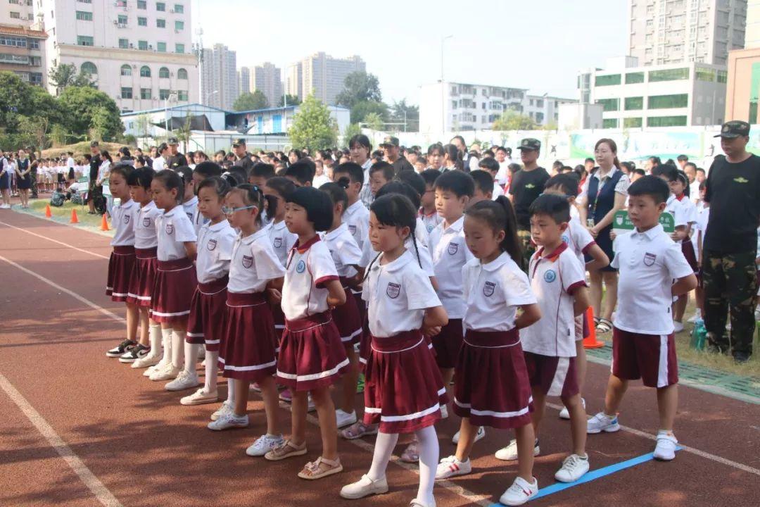 磨炼意志，蜕酿生长——美狮贵宾会都会森林学校小学部2019—2020学年军事会操演习