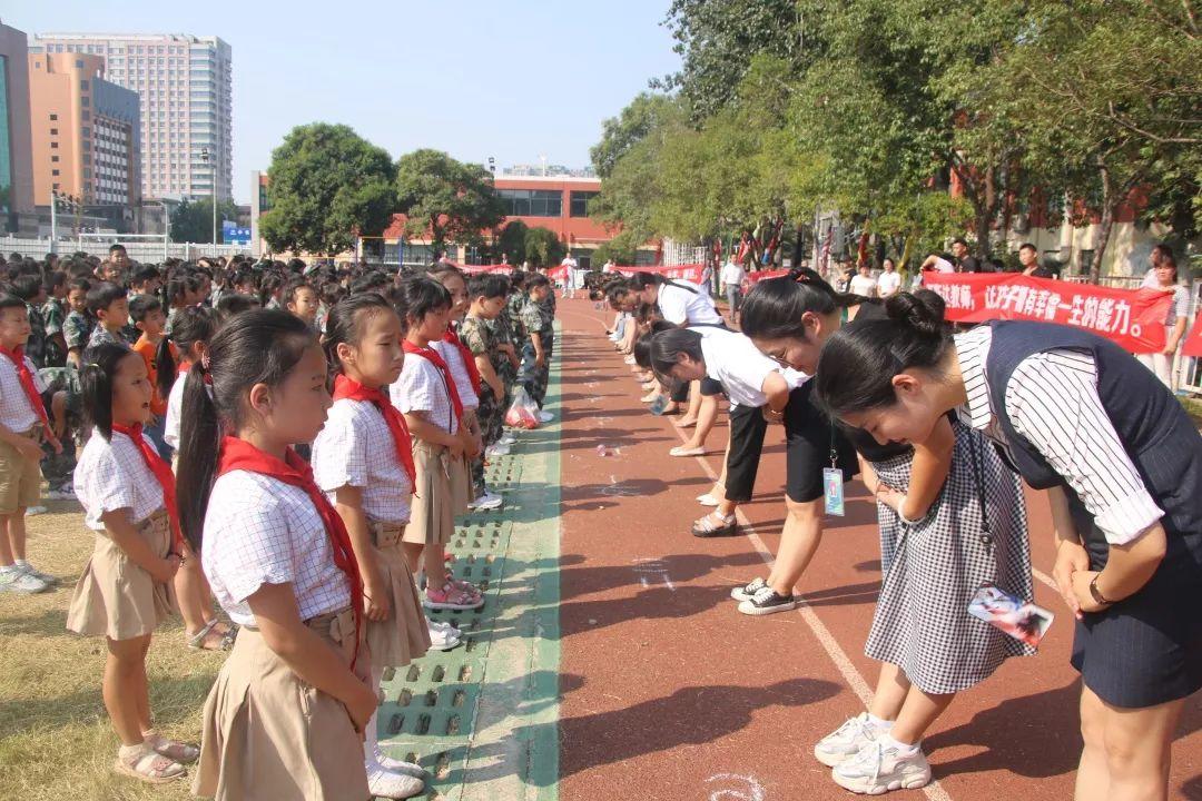 “迎民族盛会 向祖国致敬”——美狮贵宾会都会森林学校小学部2019-2020学年第一学期开学仪式盛大举行